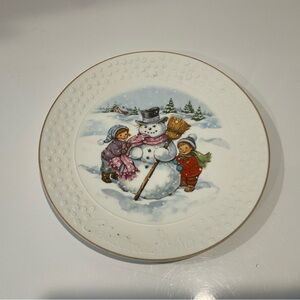 Avon Porcelain Christmas Plate with Gold Trim from Christmas 1986